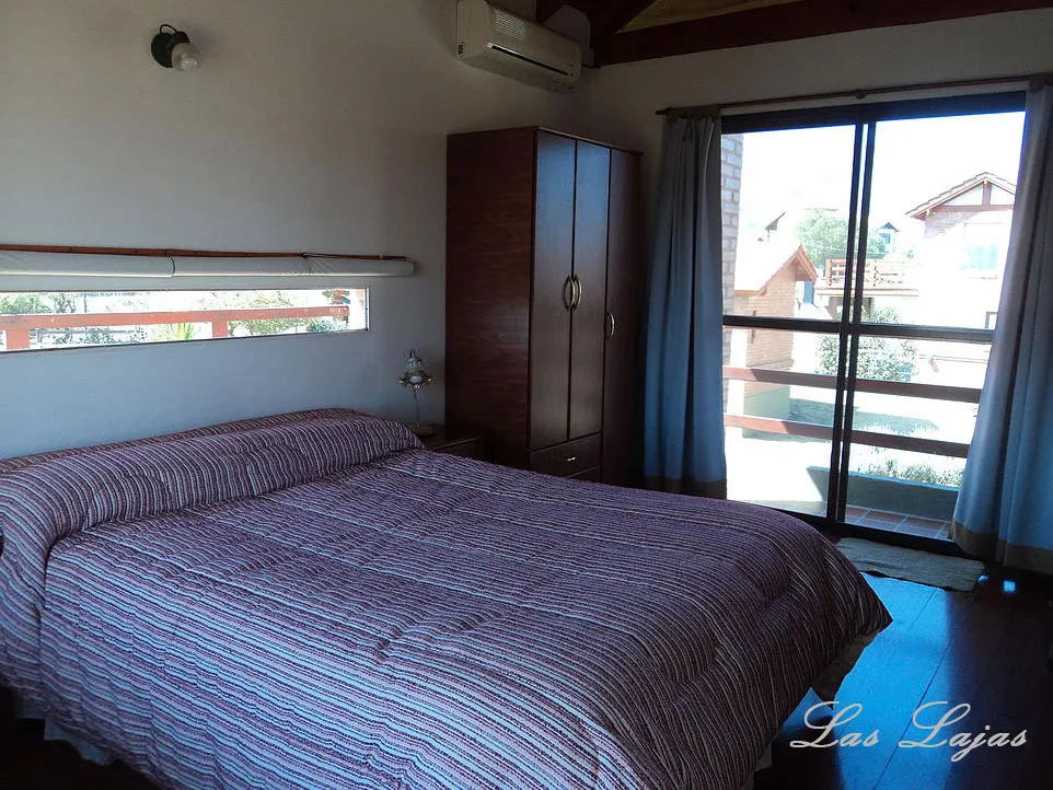 Dormitorio matrimonial de la planta alta, Complejo Las Lajas, Merlo
