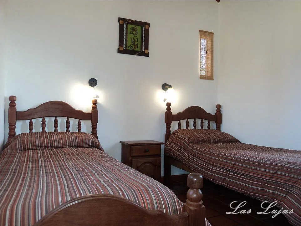 Dormitorio de la planta baja con dos camas, Complejo Las Lajas, Merlo