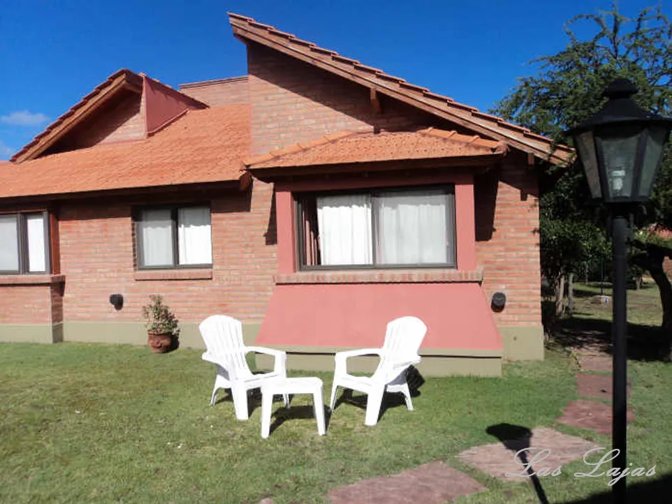 Galería con sillones sobre el jardín, Complejo Las Lajas, Merlo