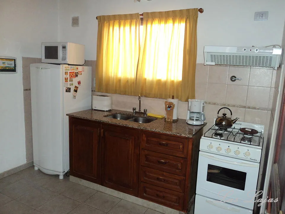 Cocina con horno, microondas y heladera, Complejo Las Lajas, Merlo