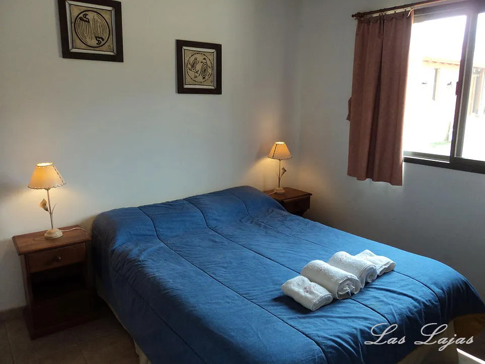 Dormitorio con cama Queen, Complejo Las Lajas, Merlo