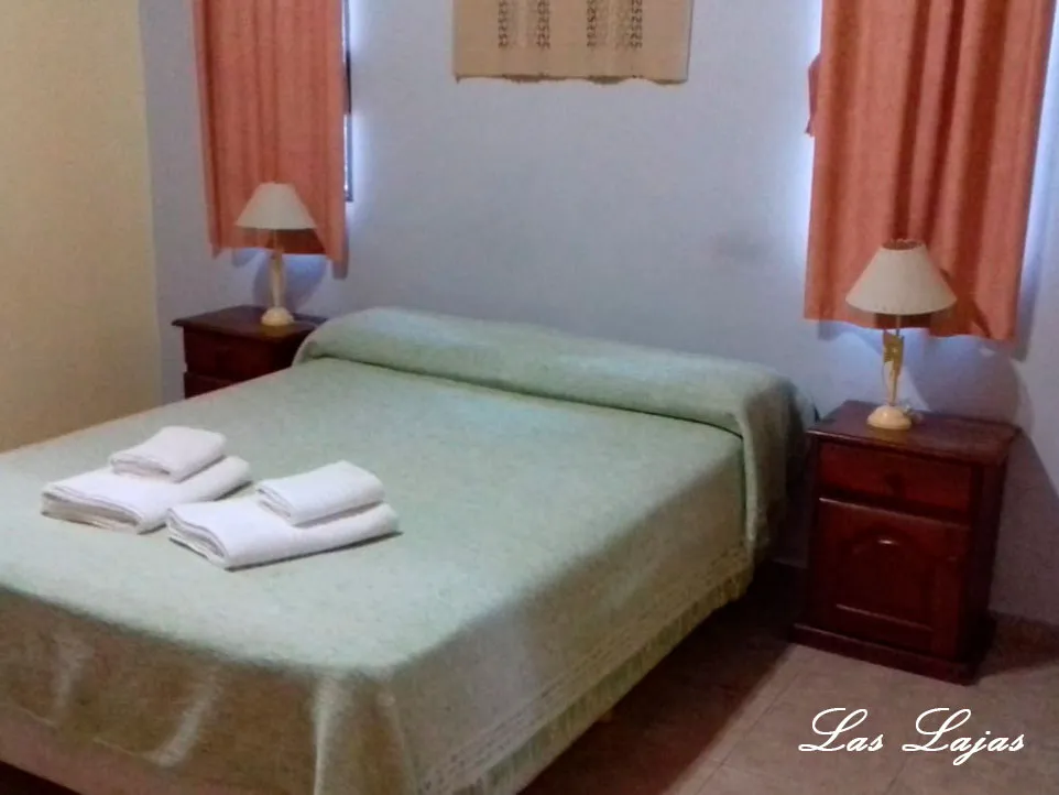 Dormitorio matrimonial con toallas, Complejo Las Lajas, Merlo