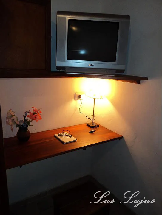 Escritorio con TV LED, Complejo Las Lajas, Merlo