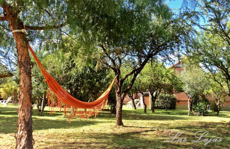 Parque arbolado con hamaca
