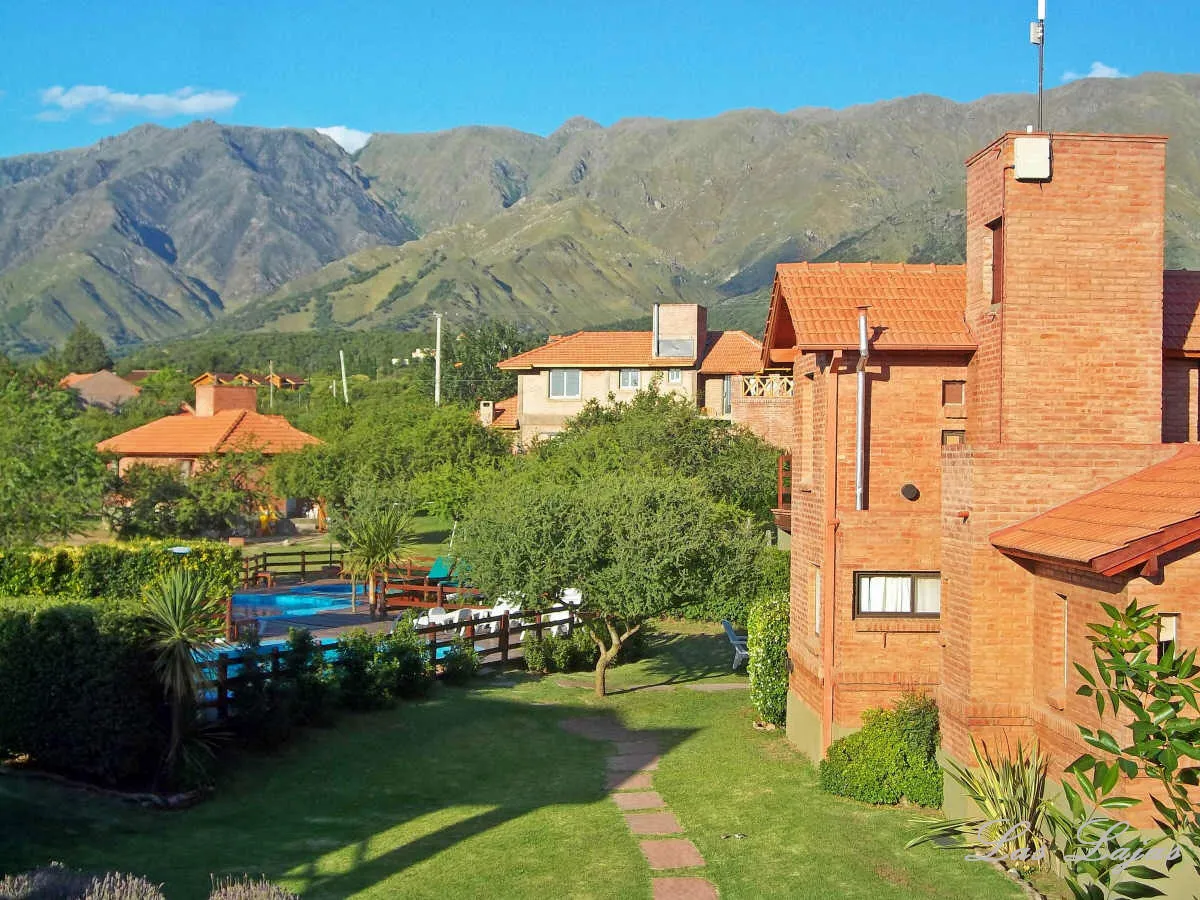 Cabañas y jardín con las sierras de Merlo de fondo